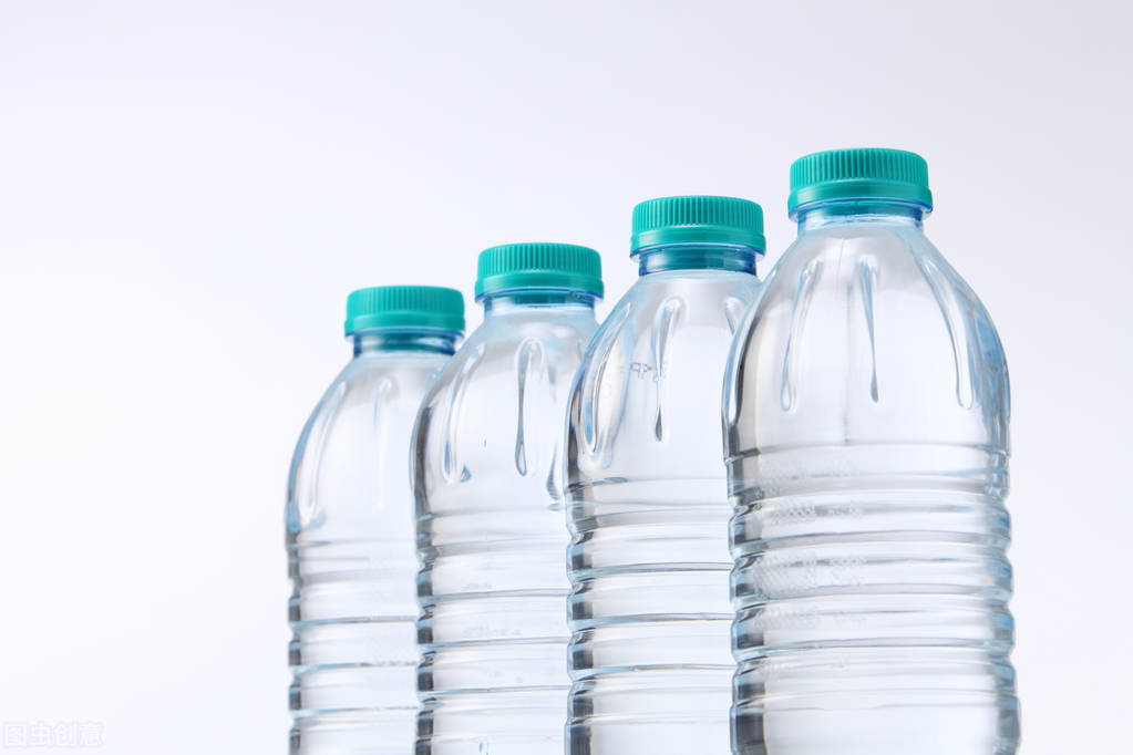 马桶堵了？用上一个塑料袋就能快速疏通，不用花上百元请师傅掏