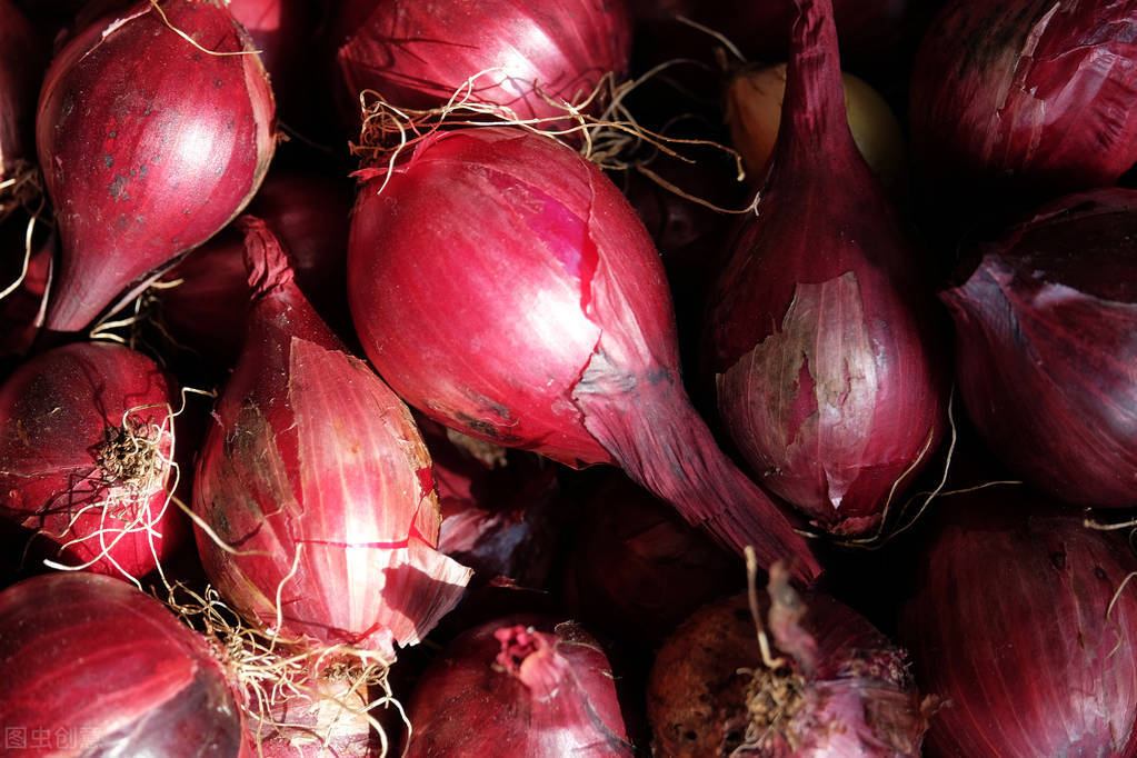 洋葱里倒入白醋的妙用,把白醋倒洋葱里有什么作用