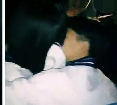 女儿被男同学牵着手,女儿被男同学追感觉别扭