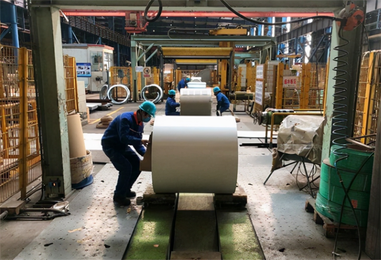 轮到美国被卡脖子？乌特有气体恐断供，将中气商纳入半导体供应链