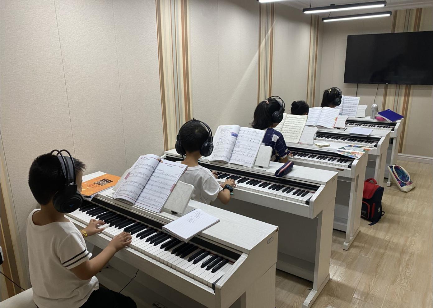 自学钢琴怎么样去练习伴奏,自学钢琴伴奏