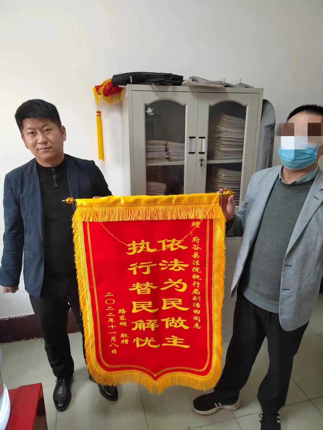 三人买彩票中了120万立案,男子帮别人买彩票中了500万