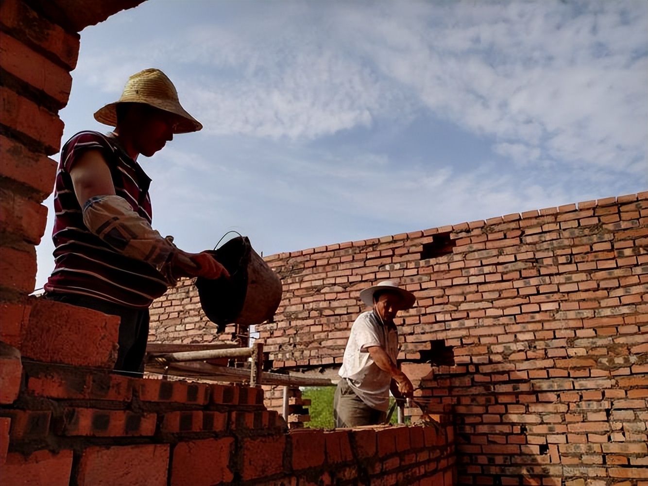 一男子喝白酒生命垂危,男子喝3斤酒成植物人