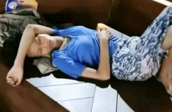 女大学生流落街头,女大学生沦为女乞丐