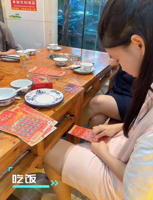 女子过生日收到刮刮卡,朋友过生日送刮刮卡