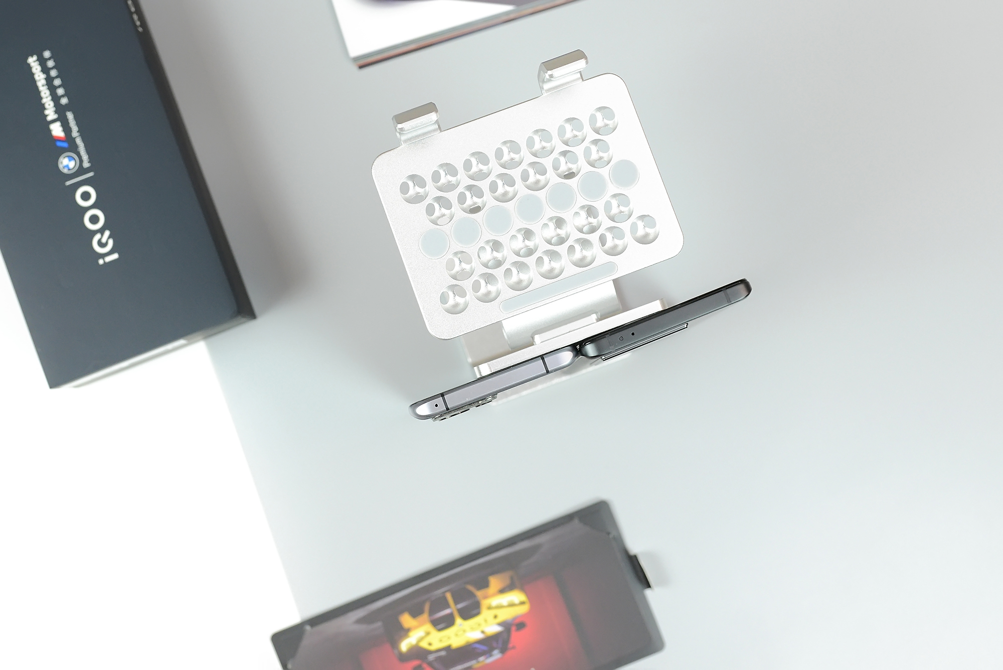 iQOO11S掀翻行业小饭桌，友谊小船真翻了：Super标准杯电竞旗舰