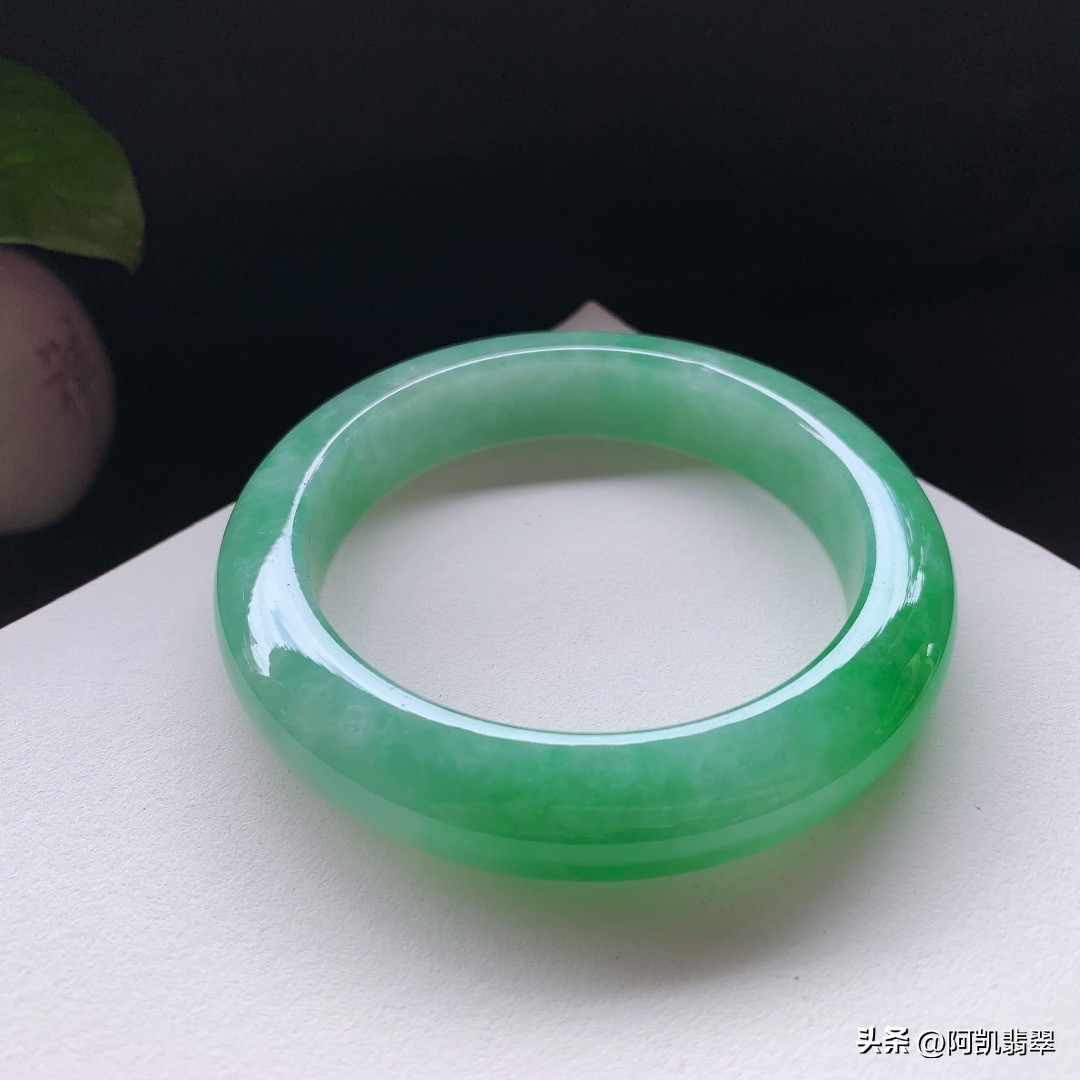 翡翠手镯怎么选才是最好的颜色,各种翡翠手镯的颜色寓意