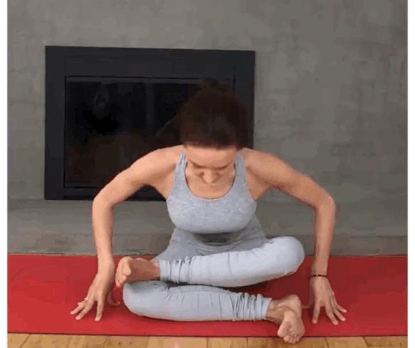 练瑜伽时弯腰时背不平是怎么回事,练瑜伽蹲着时脚掌放不平