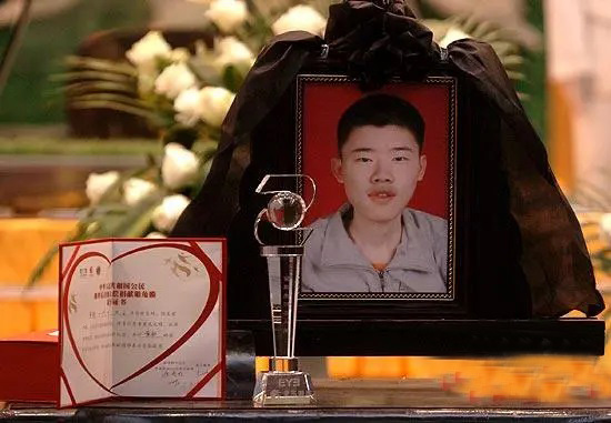 感动中国的男孩离世，7年后父亲征集“替身”，圆89岁母亲心愿