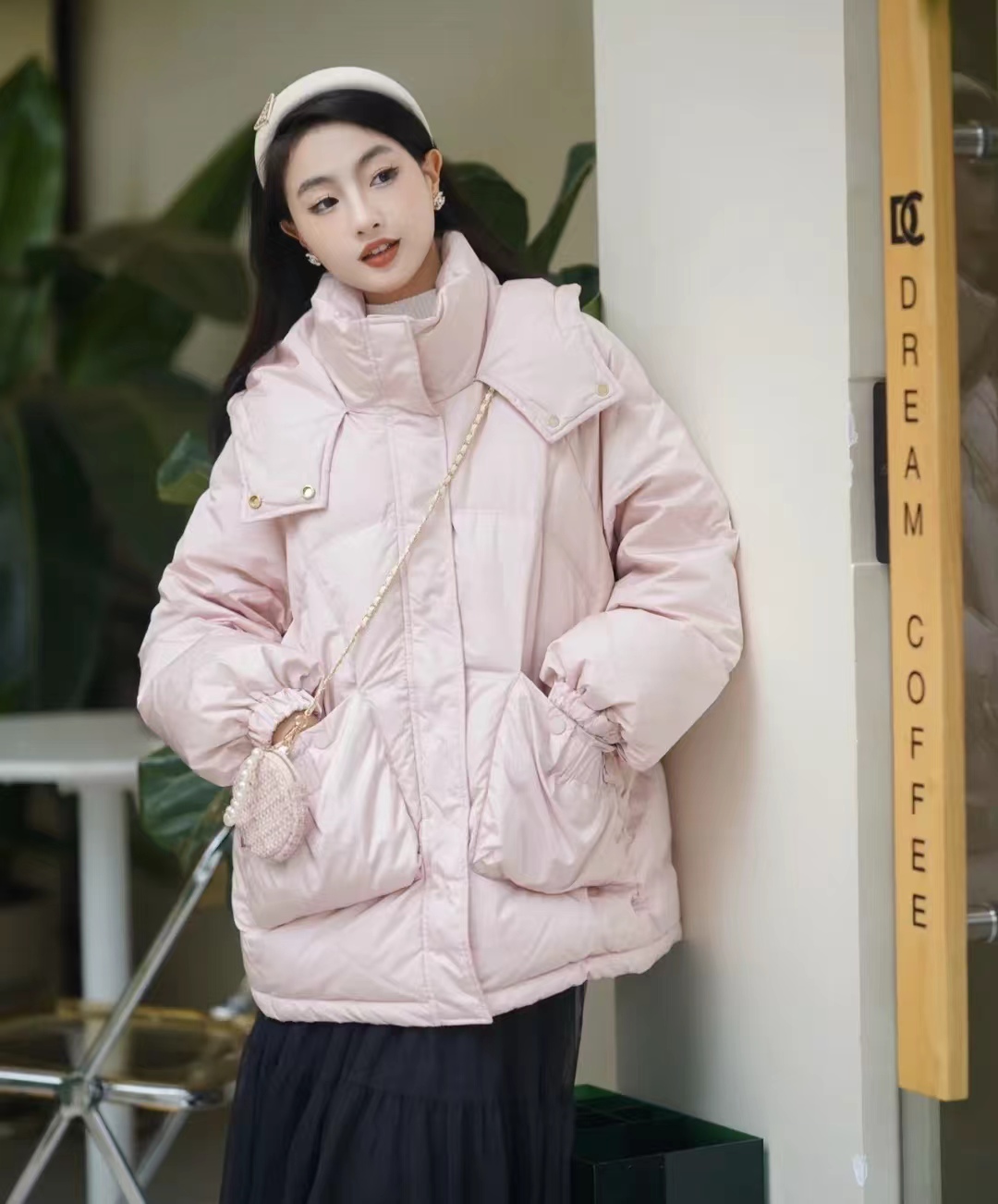 冬季穿什么颜色的羽绒服最百搭,流行的冬季羽绒服颜色搭配