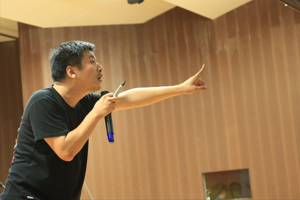 张雪峰怎么看待大学生就业呢,张雪峰学得那么好为什么要换专业