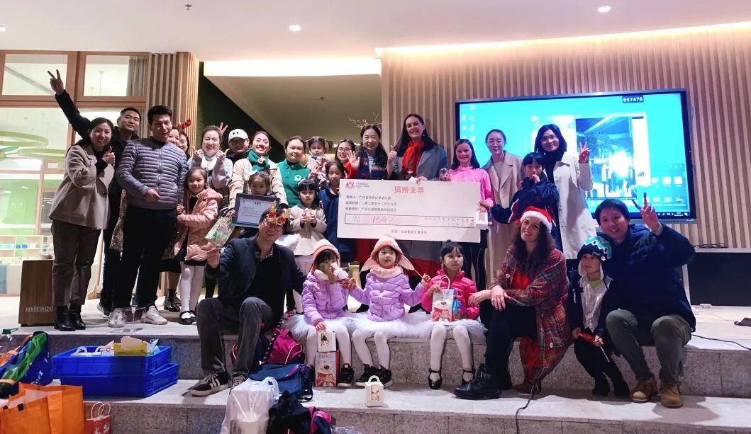 哇！这些学校的圣诞节也太“卷”了！圣诞老人、无人机都来了