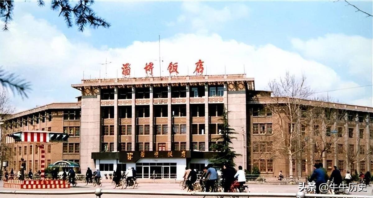 男人藏品,男子收藏罕见100元纸币