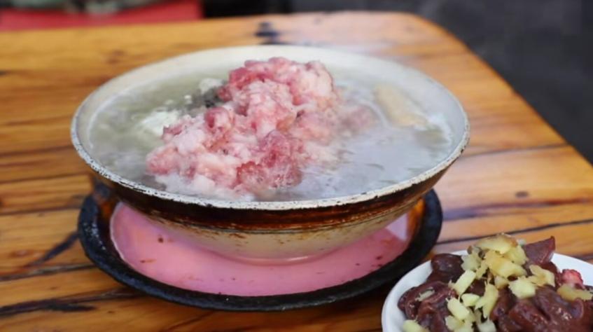 全国最便宜的早酒，10元小火锅配2元无限续杯白酒，大爷天天来吃