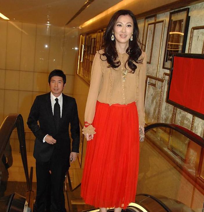 59岁知名港姐宣布离婚,27岁港姐自曝离婚