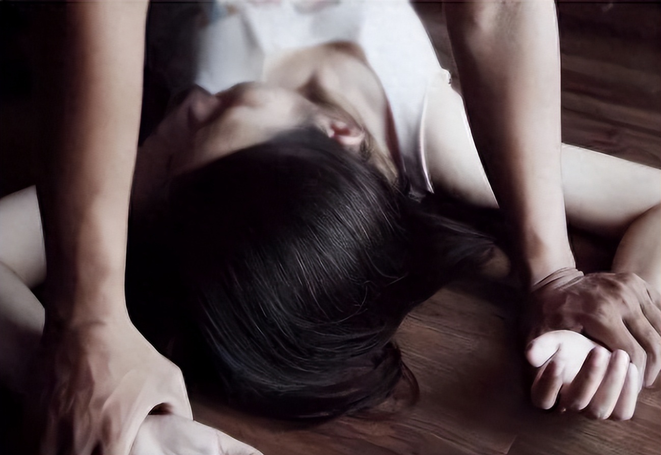 男子诱惑女大学生玩刺激游戏！不料室友也被拉下水，场面尴尬！