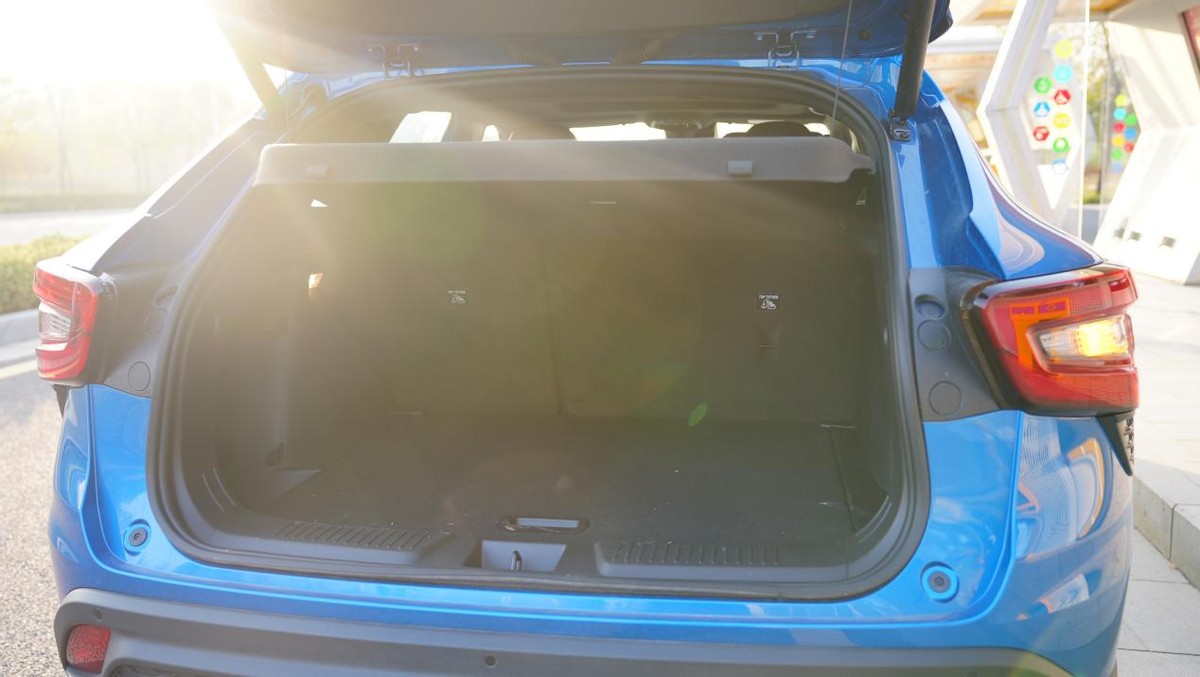 试驾雪佛兰科迈罗锋芒版,雪佛兰科迈罗潮智版和蜂巢版