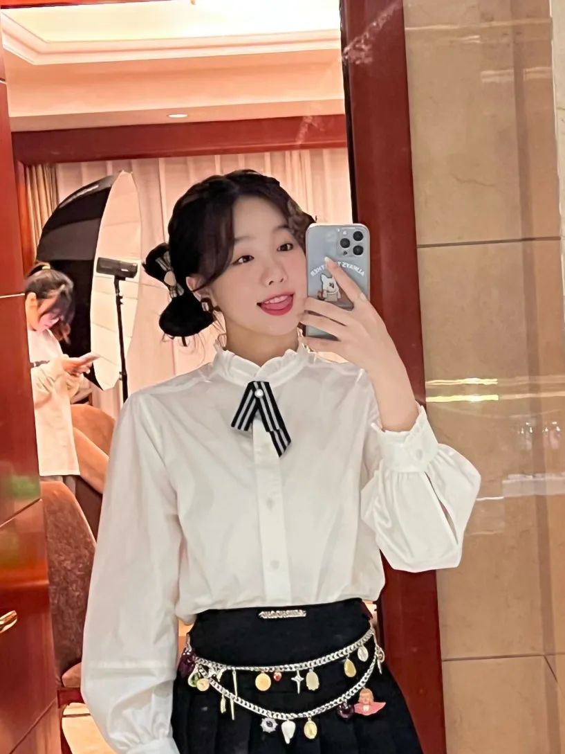 别再披头散发了教你一招秒变女神,今年别再披头散发了三款减龄发型