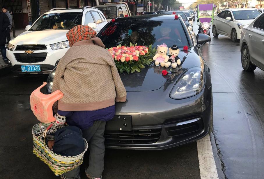 租500万劳斯莱斯去接亲,一大妈讨要红包掰断劳斯莱斯车标