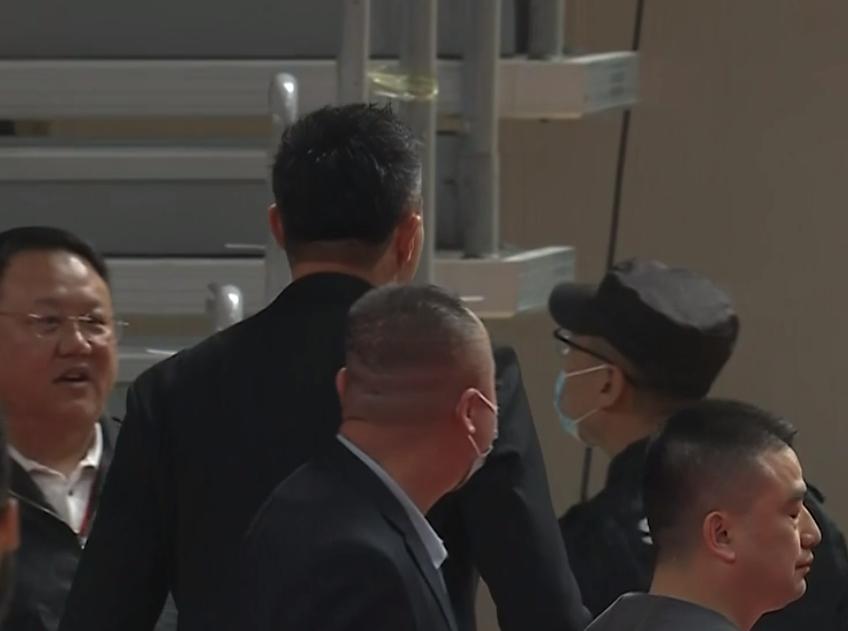 杜锋不满贾昊垫脚马尚:怒喷裁判被吹夺权退场前还指着技术台