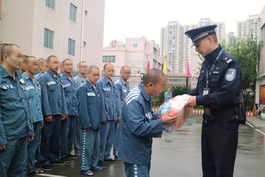 在监狱服刑10年后驾驶证怎么办,进监狱的人的身份证