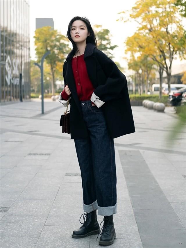 今年又火了种穿法：“萝卜裤+马丁靴”，超显腿长，小个子穿飒美