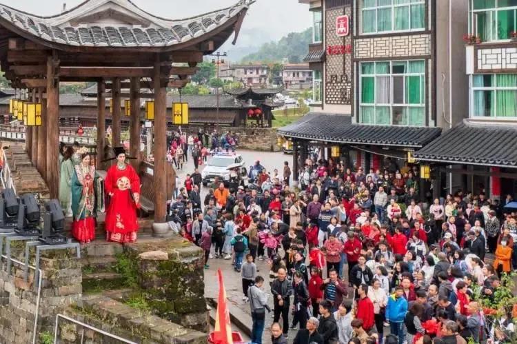 富人不富穷人不穷,富人更富穷人更穷