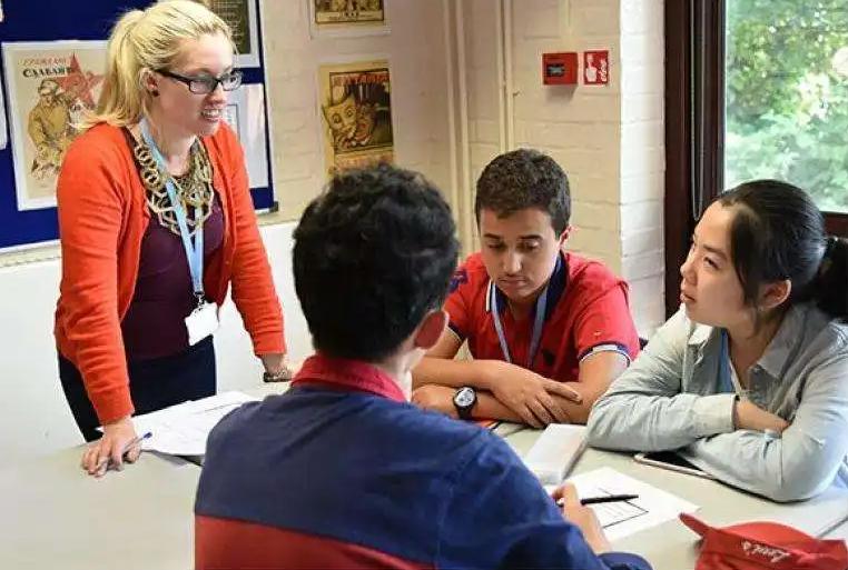 本科女生就业前景比较好的专业,适合女生本科就业前景好的专业