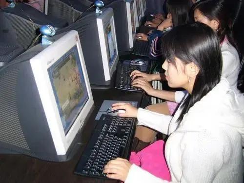 记得第一次去网吧，还不懂得怎么开机。