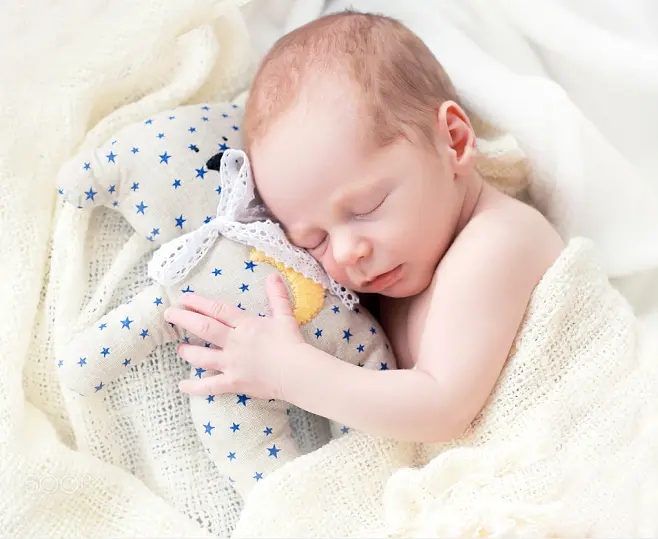 宝宝入睡难放下就醒,孩子睡觉放下就醒怎么解决