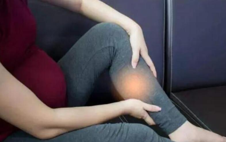 尿频、孕吐，属于正常现象，不用担心，但出现4大症状要警惕