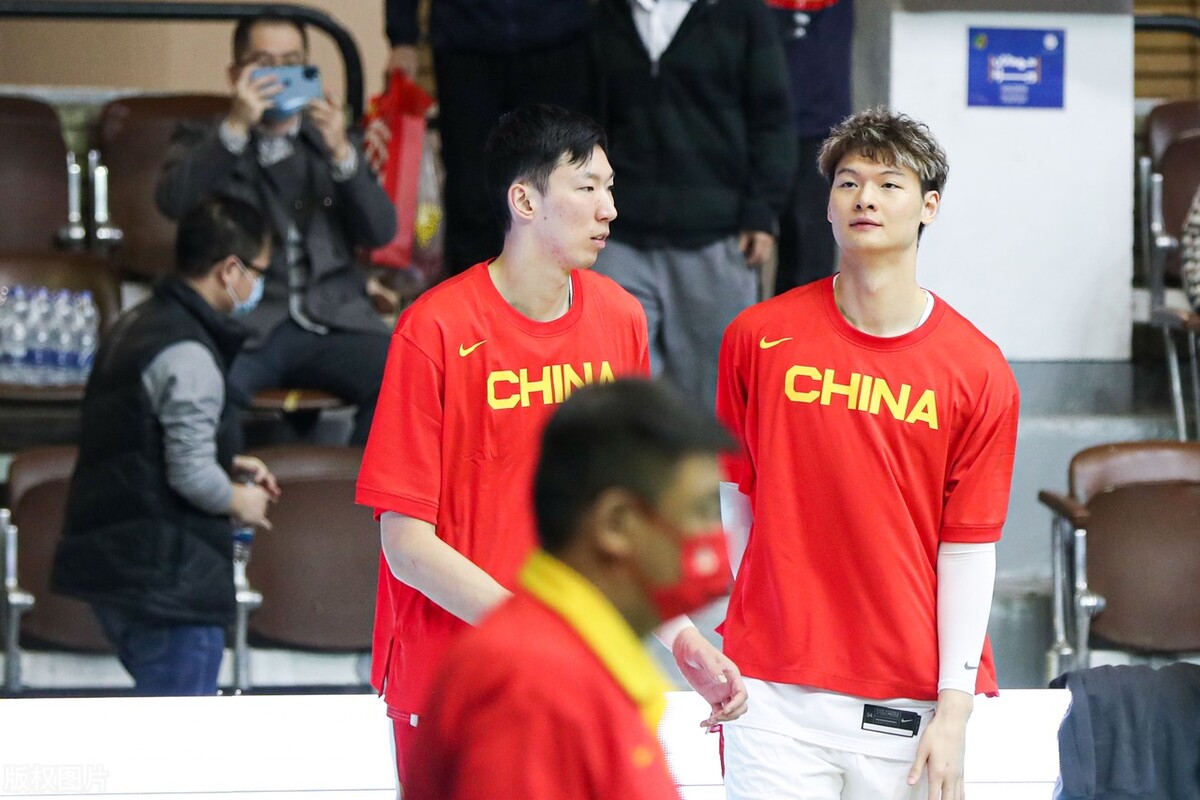 男篮名单备受关注，乔帅观看CBA比赛选人，张镇麟曾凡博表现好
