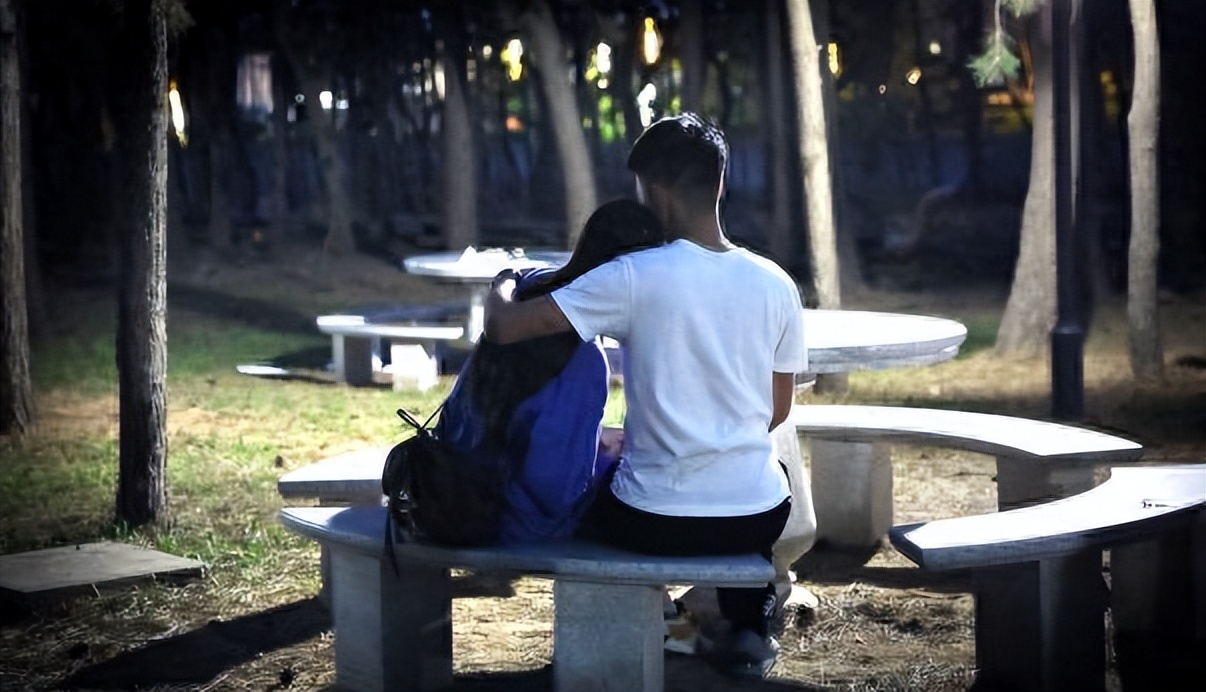 东北高校大学生公然脱衣亲热,大白天竟脱衣喂奶？伤风败俗！