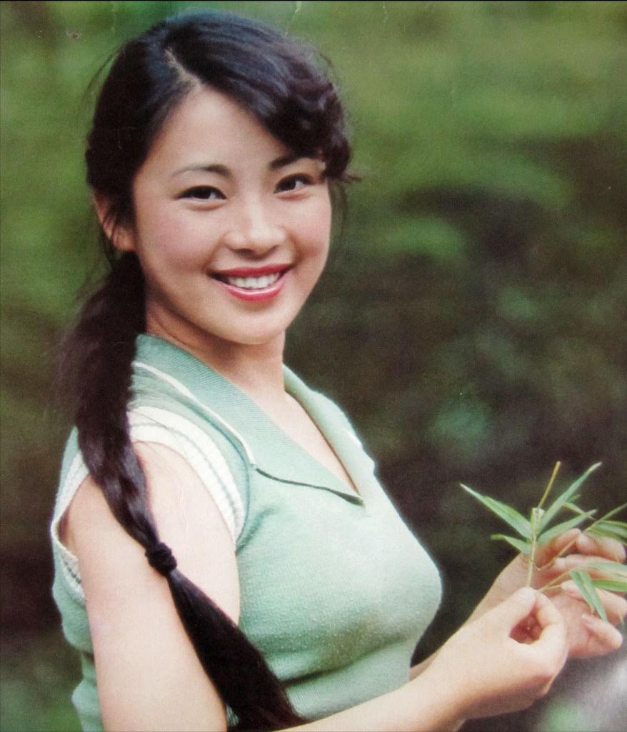 情义千斤不敌胸脯四两的意思,情义千斤不敌胸脯二两