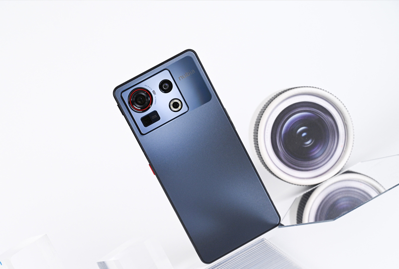首款搭载双潜望长焦镜头的手机,潜望式长焦像素最高的手机