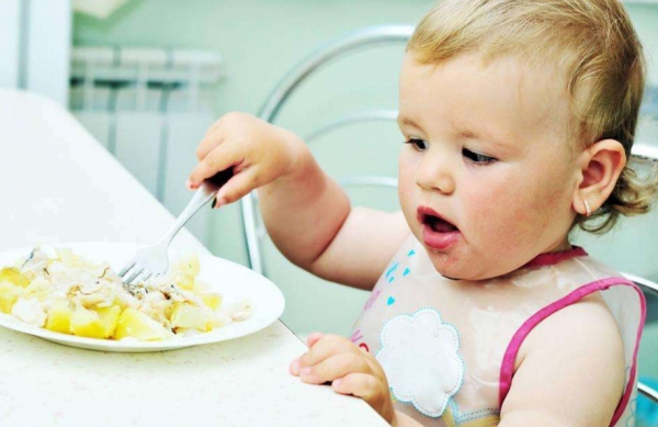 宝宝总饿是母乳没营养吗,宝宝一天都不怎么饿是消化不好吗