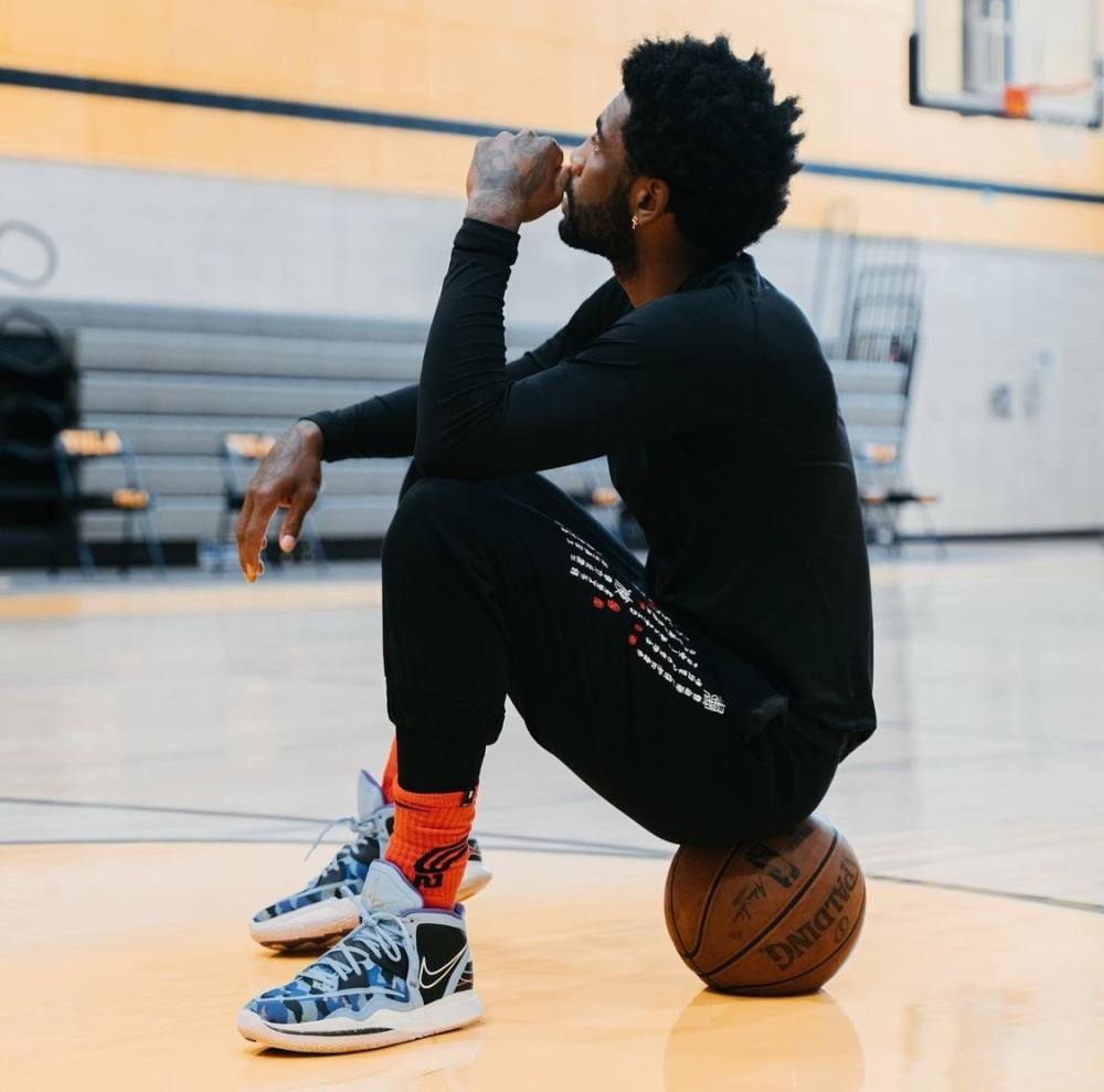 凯里欧文穿过哪些球衣,欧文踩凯尔特人logo穿的什么球鞋