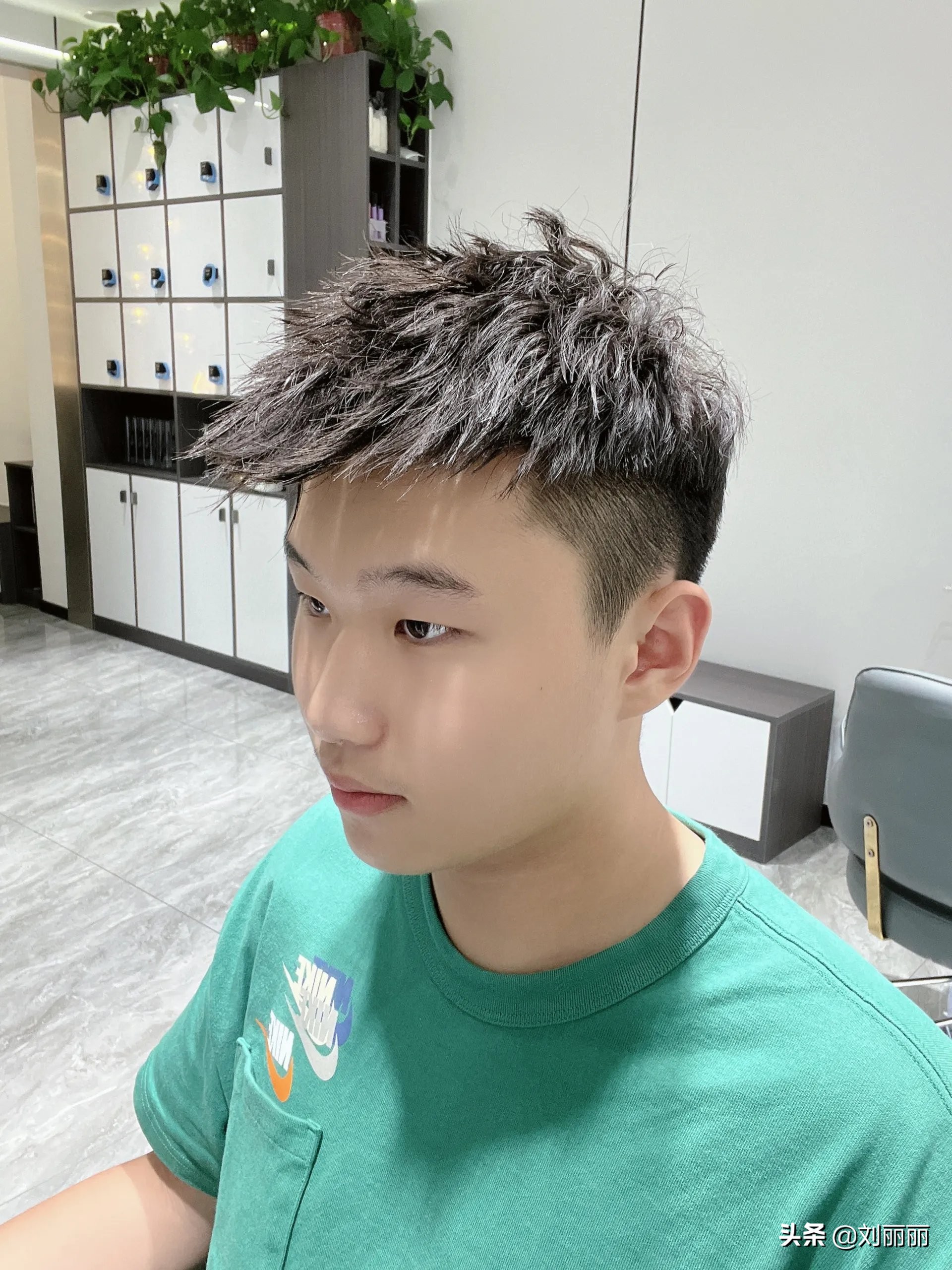 男士发型两边剪短刘海层次感,今年最流行烫什么发型男士