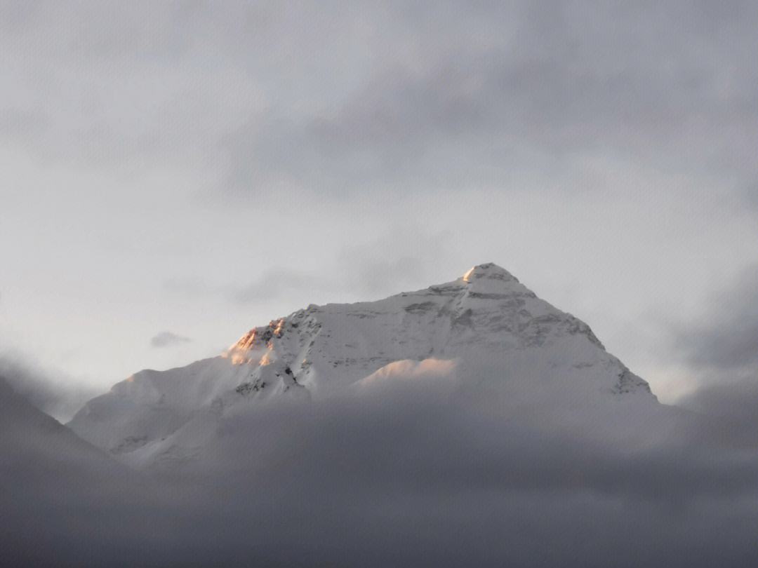 夫妻登顶骆驼峰坠崖身亡,夫妻登珠峰妻子不幸倒下