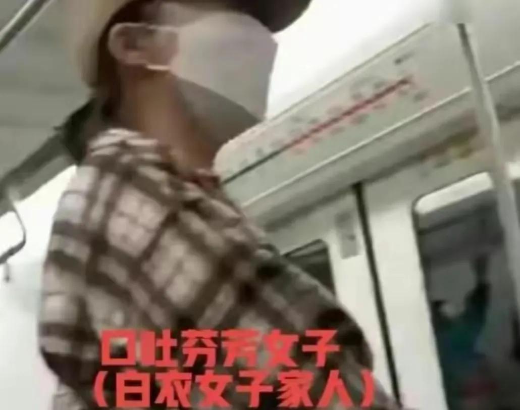 “你变态呀?一直盯着我看?”,男子:“我可以告你*谤诽**!”