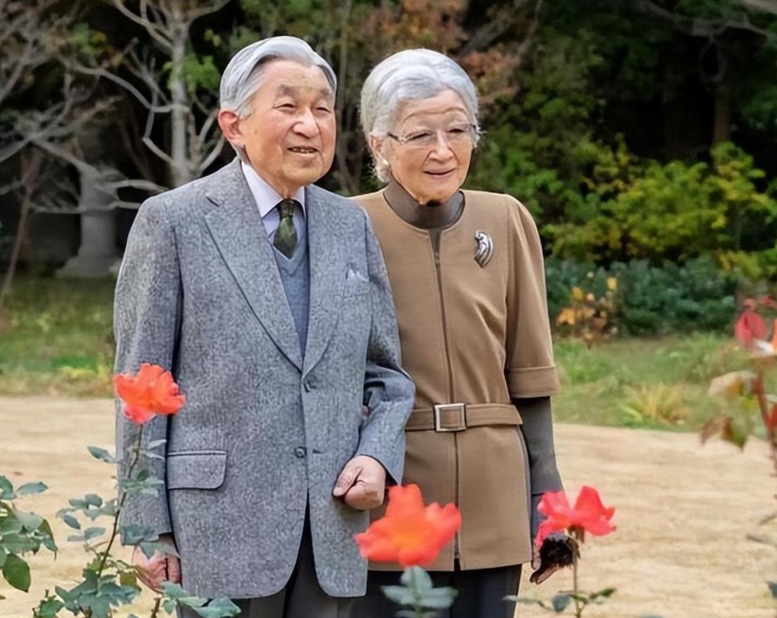 日本丑后良子：靠父亲帮忙守住太子妃宝座，一双眯眯眼...