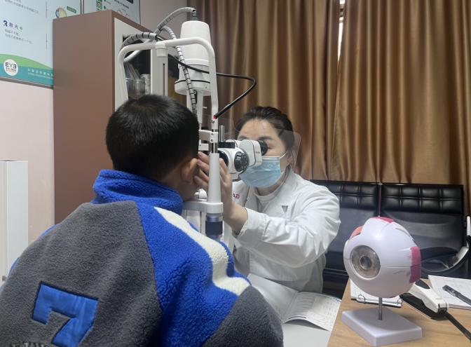 7岁近视300度家长怎样做,孩子近视家长该怎么做