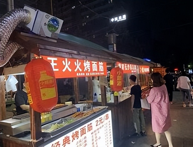 地摊日入9000？普工一年涨薪5元，年轻人逃离工厂是明智选择吗？