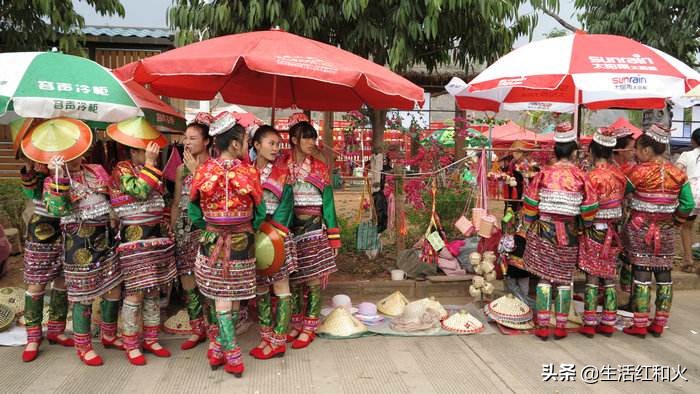 走在乡间的小路上三角梅很漂亮,走在乡间的小路上德宏傣族五重唱