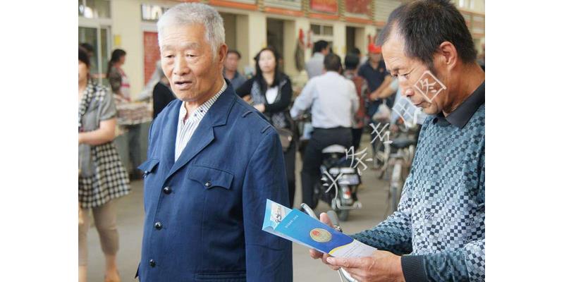 女儿18岁，每月零用金2000，却为了邻居的儿子与我争执