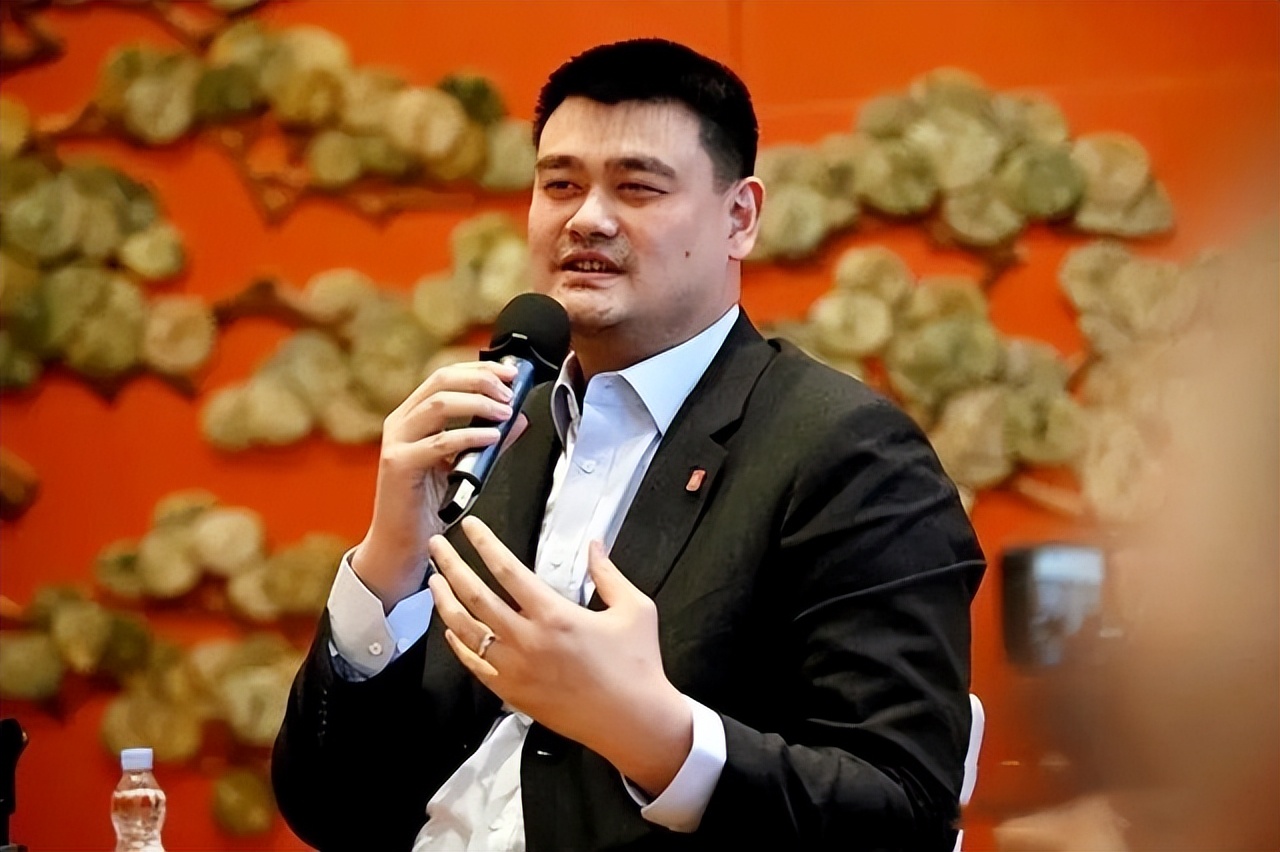 姚明和妻子叶莉近照 (姚明老婆叶莉个人资料简介)