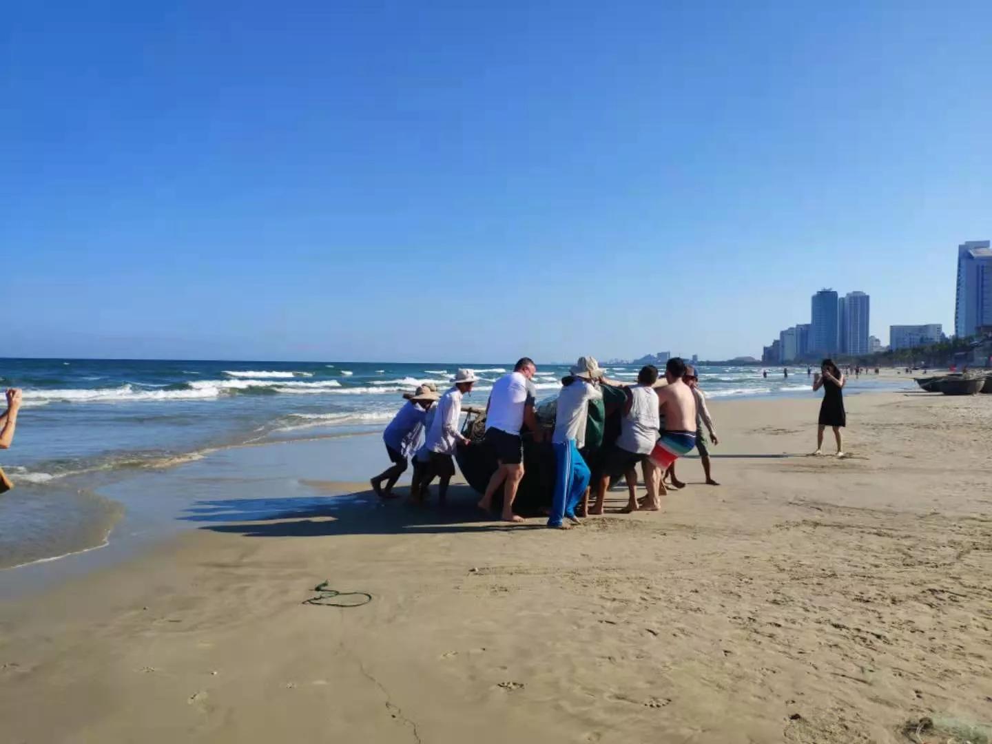 女人结婚多年无法怀孕，在一次同学聚会中，怀上了人家老公的孩子