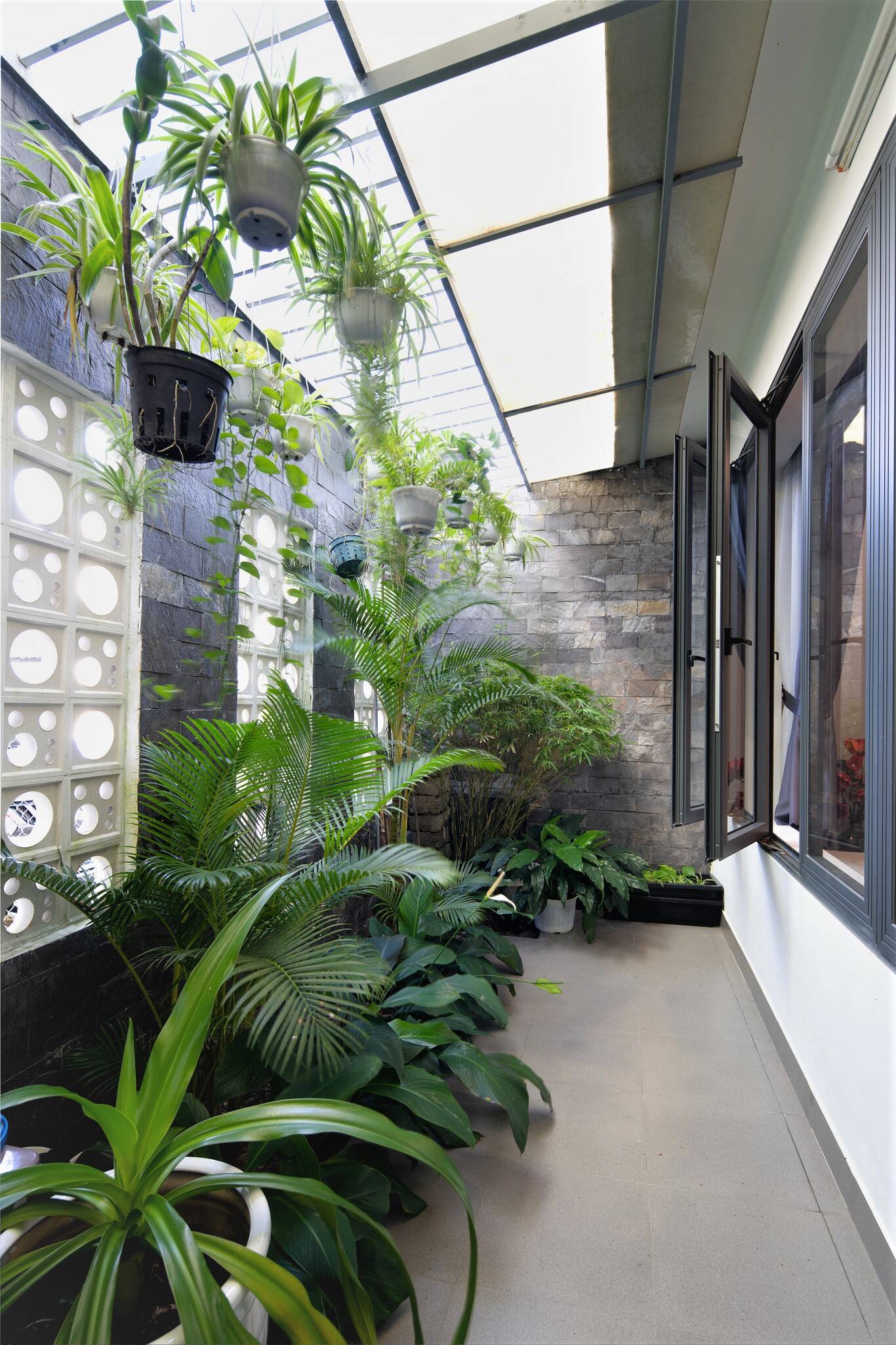 封闭阳台晾衣服养花如何布置,既能养花又可以封的阳台