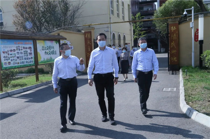 德阳市副市长向赟率队调研全市基础教育发展情况