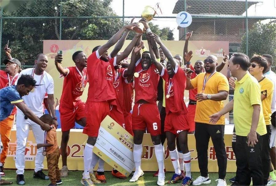 中国足球的一抹黑！广州黑人球队夺冠视频引热议，网友以为是法国